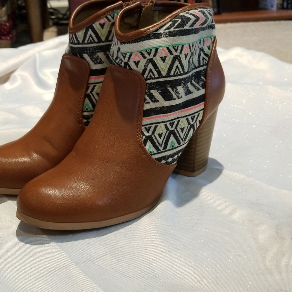 *SALE* Qupid Tribal print booties sz 6
